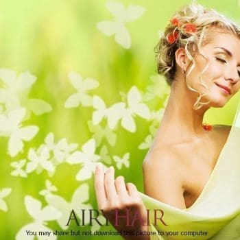 Einfache Brautfrisur mit roten Blumen