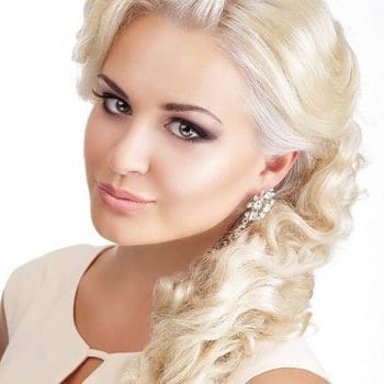 Eine großartige Kombination aus gewelltem Haar und seitlichem Pony