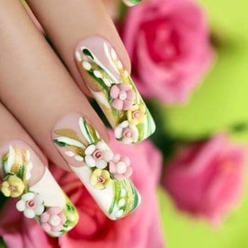 Manikiūras su nagų lipdukais gelių tematika