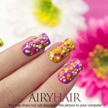 Vaivorykštės spalvų manikiūras su taškiukais