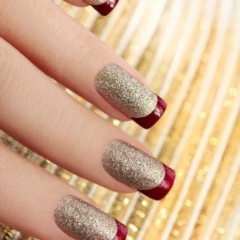 Manikiūras su aukso dulkėmis bei raudonu nagų laku