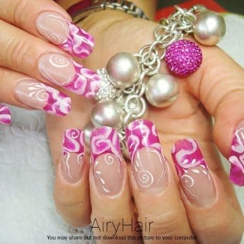 Manikiūras su rožiniais ornamentais