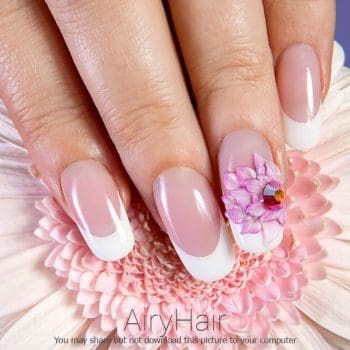 Paprastas manikiūras su gėlėmis