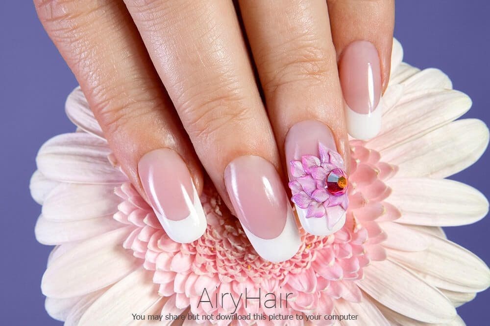 Simple manicure with flowers